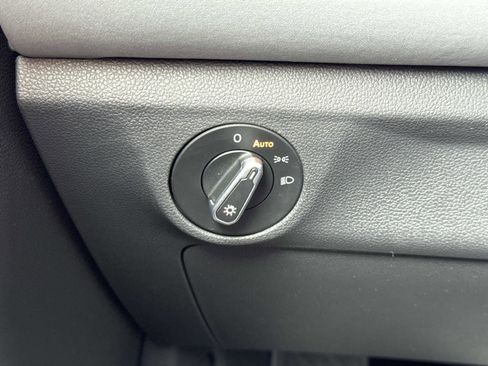 Used 2025 Volkswagen Jetta SE w/ Sunroof Package image 13