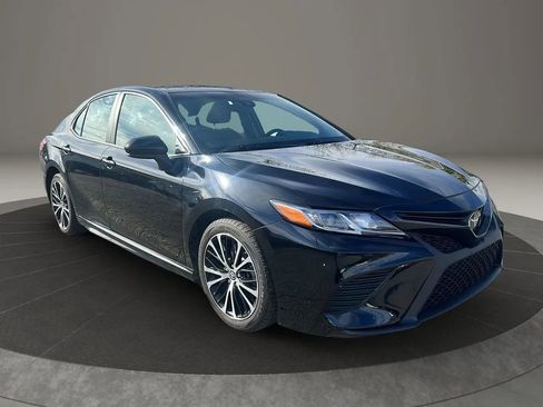 Used 2019 Toyota Camry SE image 3