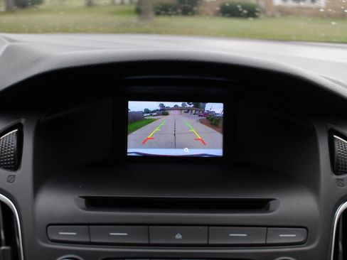 Used 2015 Ford Focus SE w/ Equipment Group 201A FWD image 24