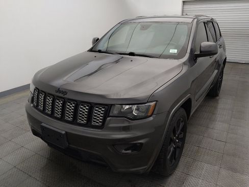 Used 2018 Jeep Grand Cherokee Altitude RWD image 15