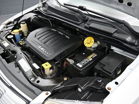 Used 2014 Chrysler Town & Country Touring image 53