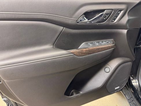 Used 2022 GMC Acadia Denali w/ Black Diamond Edition image 8