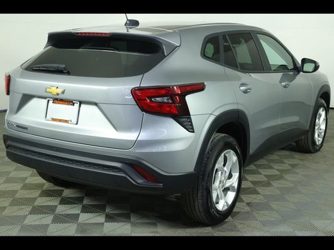 Used 2024 Chevrolet Trax LS w/ LS Convenience Package image 2