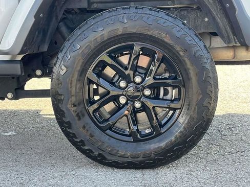 Used 2022 Jeep Gladiator Sport image 11