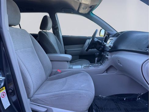 Used 2012 Toyota Highlander FWD w/ Tech Pkg image 16