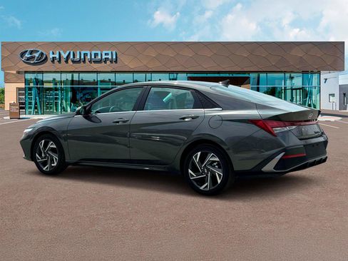 Used 2025 Hyundai Elantra Limited FWD image 4