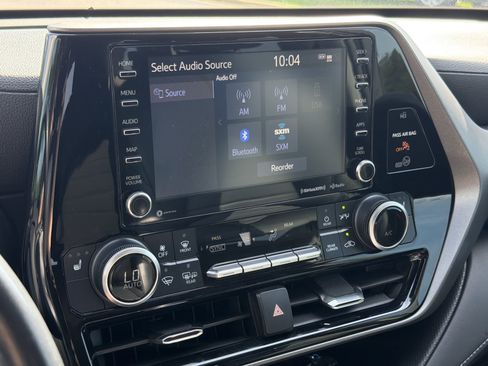 Used 2020 Toyota Highlander XLE FWD image 23