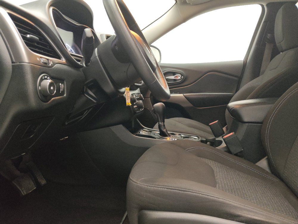 Used 2019 Jeep Cherokee Latitude w/ Popular Appearance Group FWD image 17