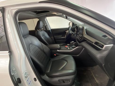 Used 2021 Toyota Highlander XLE AWD/4WD image 9