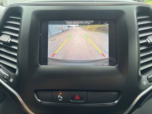 Used 2019 Jeep Cherokee Latitude Plus w/ Cold Weather Group AWD/4WD image 25