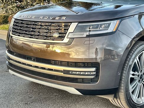 New 2026 Land Rover Range Rover Long Wheelbase SE image 9