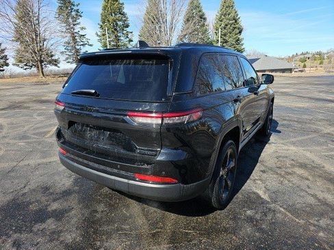 Used 2023 Jeep Grand Cherokee Limited w/ Black Appearance Package image 6