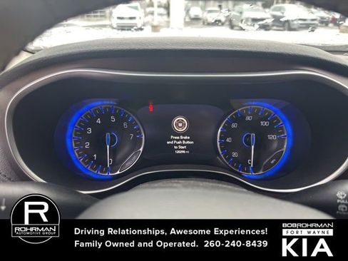 Used 2020 Chrysler Pacifica Limited image 11