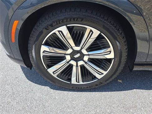 Used 2025 Cadillac Escalade IQ Luxury 2 w/ LPO, Premium Carpet Package AWD/4WD image 11