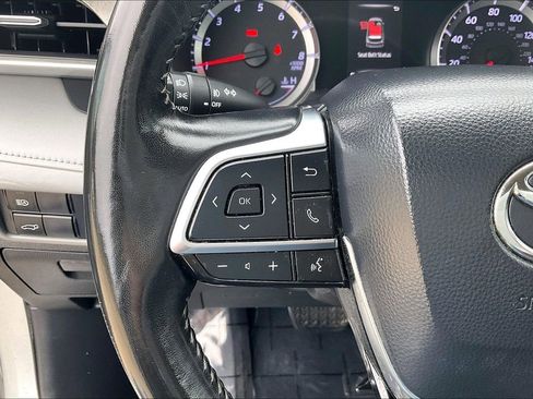 Used 2020 Toyota Highlander LE image 17