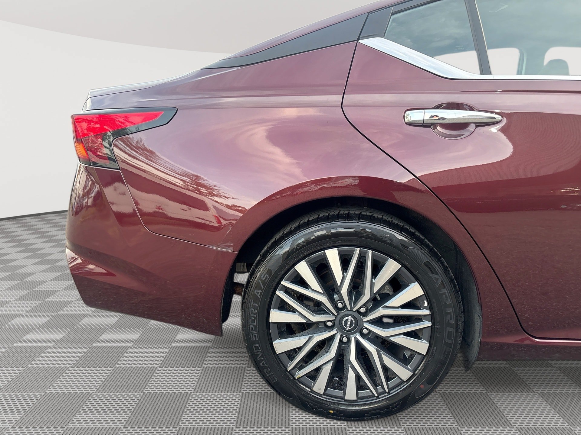 Used 2025 Nissan Altima 2.5 SV FWD image 29