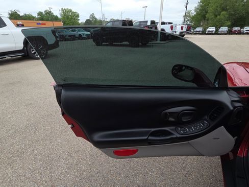 Used 2000 Chevrolet Corvette Convertible w/ Performance Handling Pkg image 12