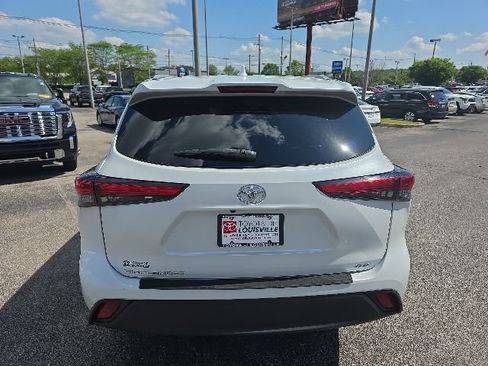 Used 2023 Toyota Highlander XLE FWD image 6
