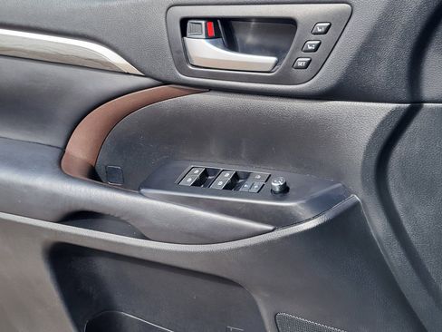 Used 2017 Toyota Highlander Limited image 14