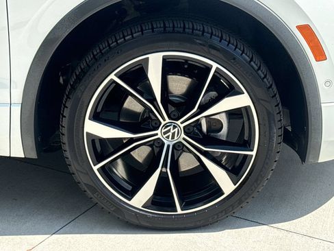 Used 2022 Volkswagen Tiguan SEL R-Line AWD/4WD image 11