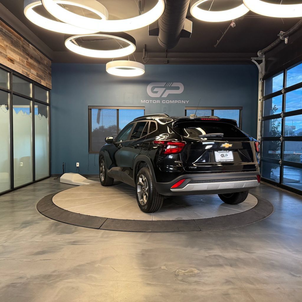 Used 2025 Chevrolet Trax LT w/ LT Convenience Package FWD image 5