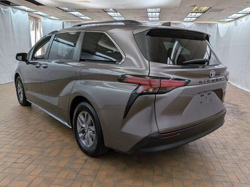 Used 2022 Toyota Sienna XLE w/ XLE Plus Package FWD image 5