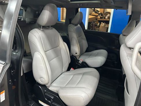 Used 2017 Toyota Sienna Limited Premium AWD/4WD image 21