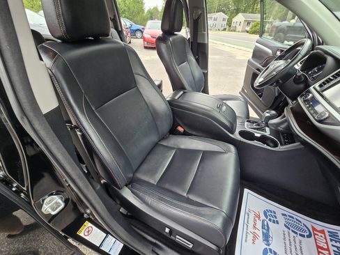 Used 2017 Toyota Highlander XLE w/ Carpet Mat Package AWD/4WD image 16