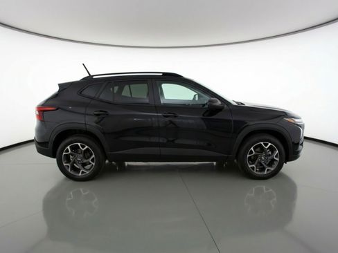 Used 2025 Chevrolet Trax LT w/ LT Convenience Package image 11