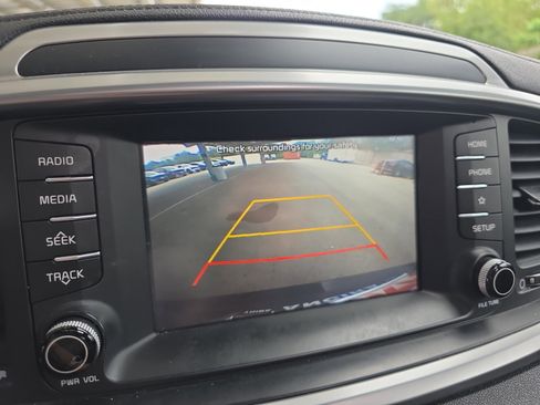 Used 2020 Kia Sorento EX FWD image 13