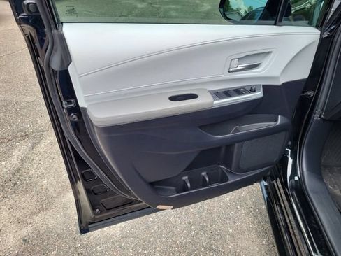 Used 2025 Toyota Sienna XLE FWD image 18
