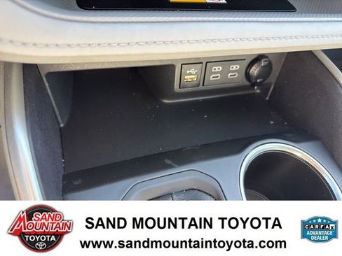 Used 2024 Toyota Highlander XLE image 21
