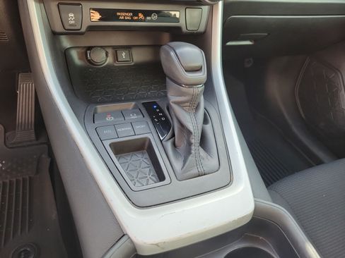 Used 2021 Toyota RAV4 LE FWD image 19