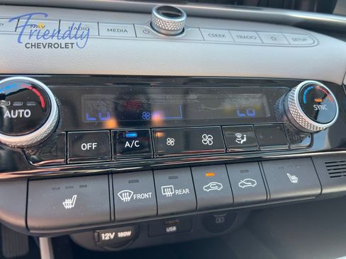 Used 2025 Hyundai Elantra Limited FWD image 34