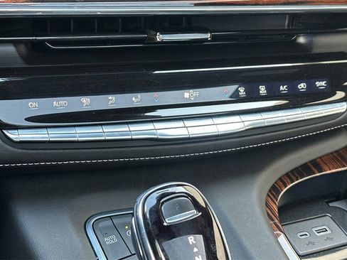 Used 2022 Cadillac Escalade Premium Luxury image 25