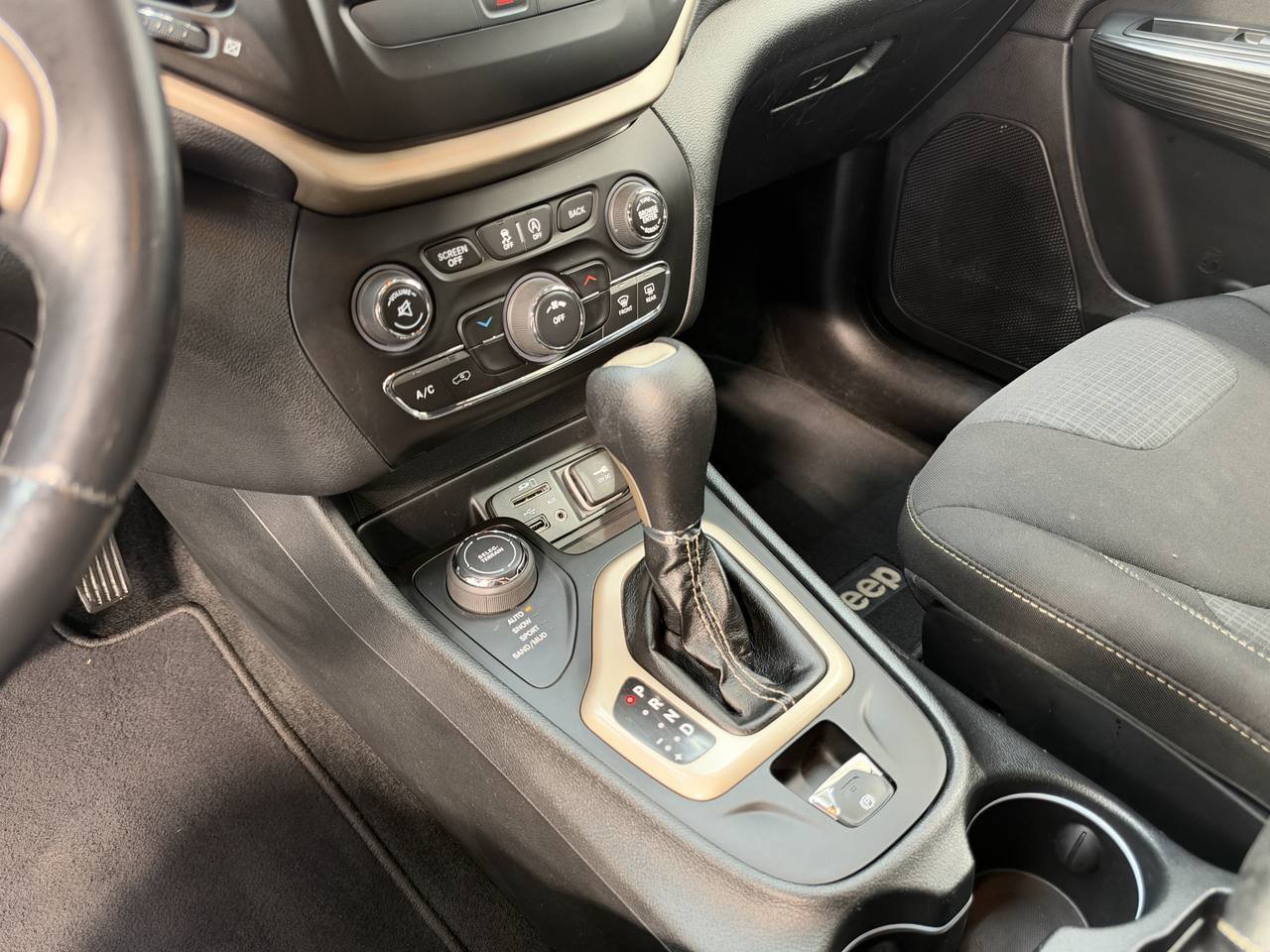 Used 2015 Jeep Cherokee Latitude AWD/4WD image 26