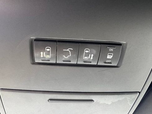 Used 2017 Dodge Grand Caravan SXT FWD image 11
