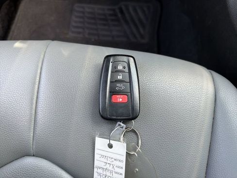 Used 2021 Toyota Highlander XLE AWD/4WD image 35