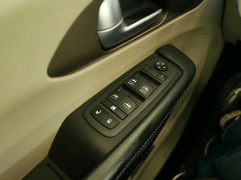 Used 2022 Chrysler Voyager LX image 16