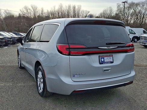 Certified 2024 Chrysler Pacifica Touring-L FWD image 9
