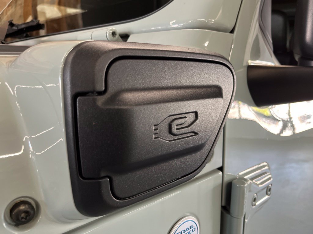 Used 2024 Jeep Wrangler Unlimited Sahara w/ Safety Group AWD/4WD image 10