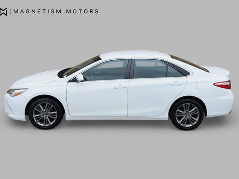 Used 2016 Toyota Camry SE image 2