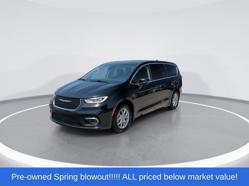 Used 2023 Chrysler Pacifica Touring-L FWD image 4