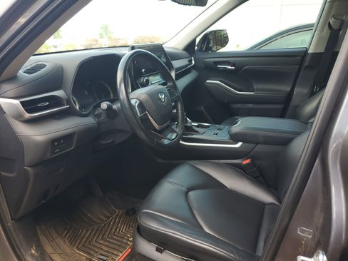 Used 2023 Toyota Highlander XLE FWD image 7