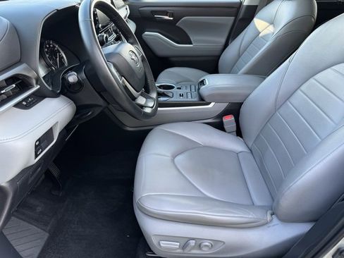 Certified 2022 Toyota Highlander XLE image 5