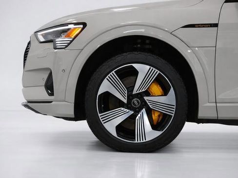 Used 2022 Audi e-tron Premium Plus w/ Premium Plus Package AWD/4WD image 3