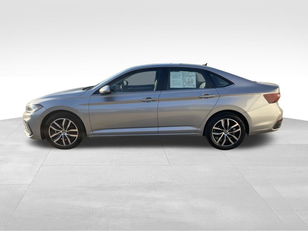 Used 2025 Volkswagen Jetta SE FWD image 8