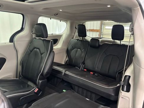 Used 2022 Chrysler Pacifica Limited image 23