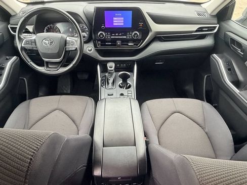 Used 2024 Toyota Highlander LE FWD image 12