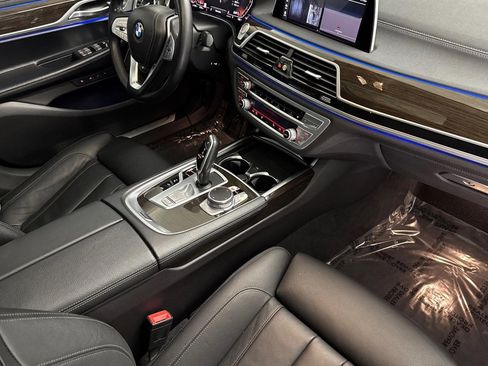 Used 2021 BMW 740i image 17